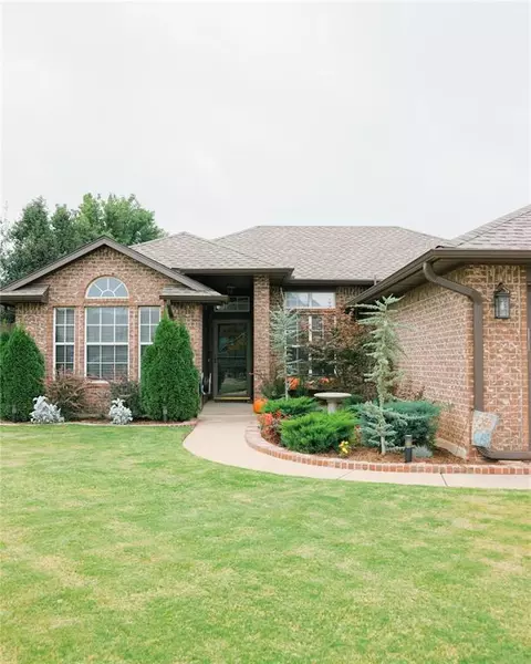 12404 Rockgate Dr, Yukon, OK 73099