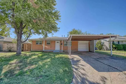804 NW 9th St, Moore, OK 73160
