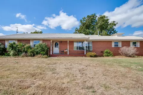 713 S Walnut Ave, Apache, OK 73006
