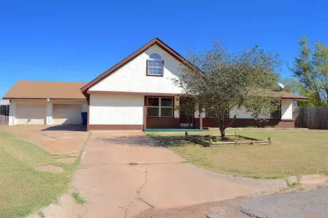805 E 8th St, Cordell, OK 73632