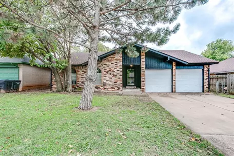 1048 NW 21st St, Moore, OK 73160