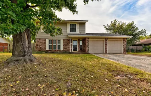 308 E Carson Ln, Mustang, OK 73064