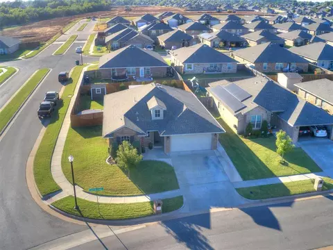 1121 Chestnut Creek Dr, Yukon, OK 73099