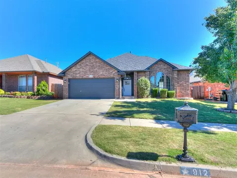 912 Elm Creek Dr, Moore, OK 73160