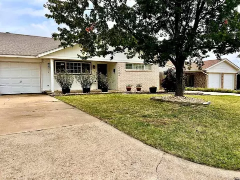 2004 Bellaire Dr, Moore, OK 73160