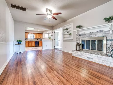 1029 W Idylwild Dr, Midwest City, OK 73110