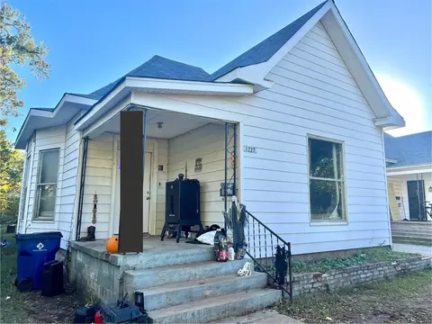1223 W Iowa Ave, Chickasha, OK 73018