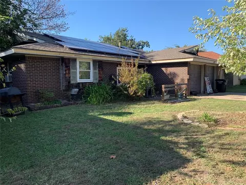 121 Brookside Dr, Moore, OK 73160