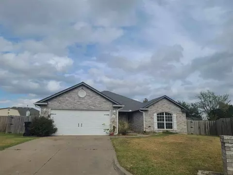 900 Banff Cir, Yukon, OK 73099