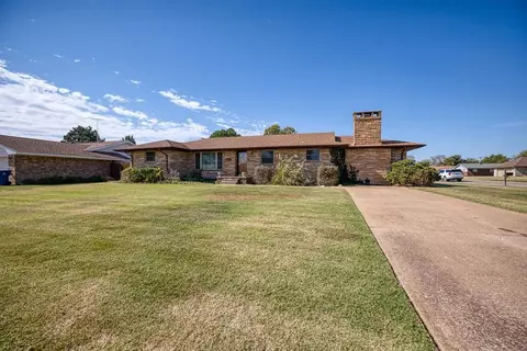 834 N 2nd St, Okeene, OK 73763