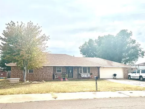 608 E Benton Ave, Sayre, OK 73662
