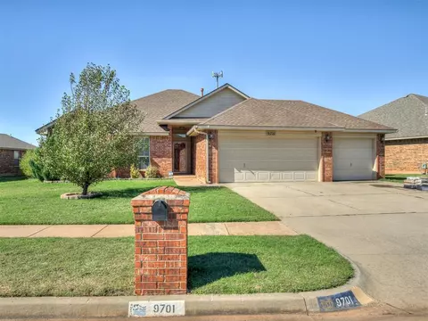 9701 Crooked Creek Ln, Moore, OK 73160