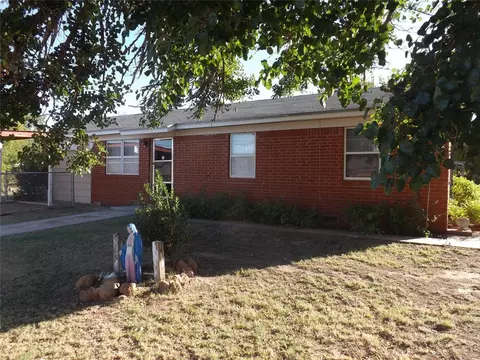 223 SE 3rd St, Tipton, OK 73570 photo 2