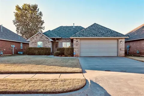 636 E Linden Ln, Mustang, OK 73064