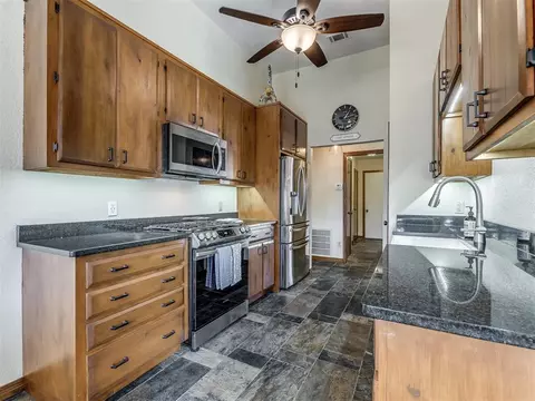 10112 Hollyhead Way, Yukon, OK 73099