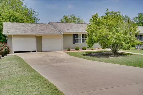 126 Hunter Dr, Ada, OK 74820 photo 3