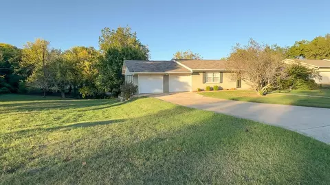 126 Hunter Dr, Ada, OK 74820