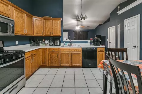 853 Camelot Dr, Moore, OK 73160 photo 3