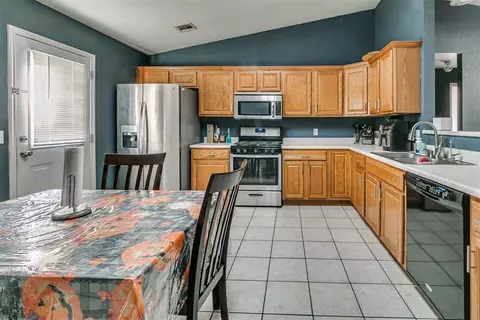 853 Camelot Dr, Moore, OK 73160 photo 4
