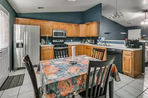 853 Camelot Dr, Moore, OK 73160 photo 5