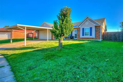 853 Camelot Dr, Moore, OK 73160 photo 2