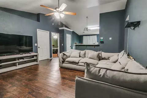 853 Camelot Dr, Moore, OK 73160 photo 6