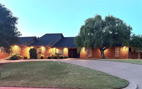 2411 Sunup Dr, Clinton, OK 73601