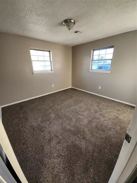 4504 Meadowoak Dr, Midwest City, OK 73110