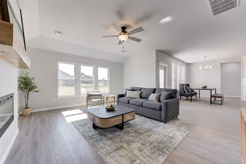 512 Cantebury Dr, Tuttle, OK 73089 photo 4