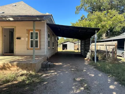 709 E Pecan St, Altus, OK 73521 photo 3