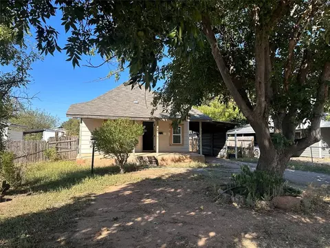 709 E Pecan St, Altus, OK 73521 photo 2