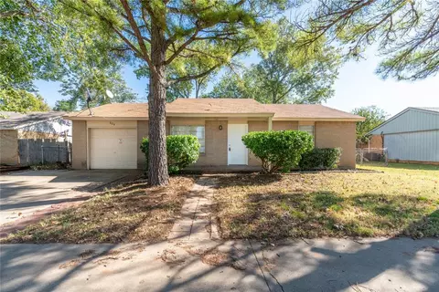 620 N Ramblin Oaks Dr, Moore, OK 73160