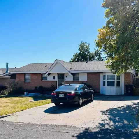 716 SW 2nd St, Moore, OK 73160