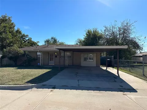 816 NW 7th St, Moore, OK 73160