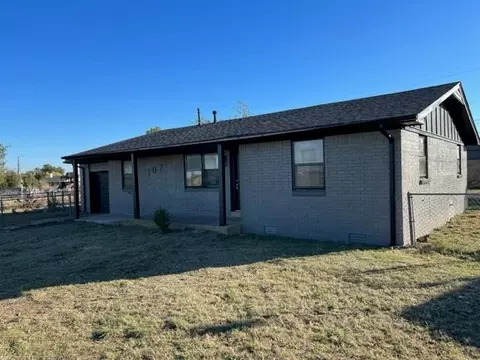 107 Sterling Dr, Chickasha, OK 73018