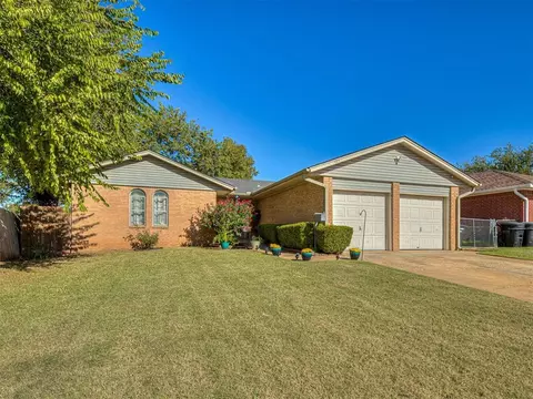 133 SW 16th St, Moore, OK 73160