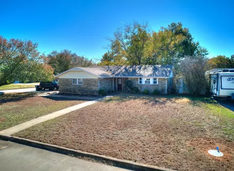 27 Chickasaw Dr, Shawnee, OK 74801