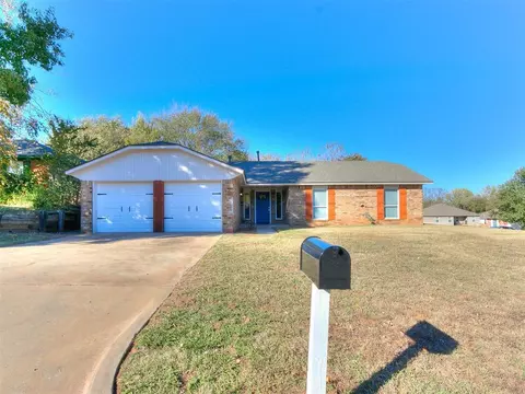 815 Jay Dr, Noble, OK 73068
