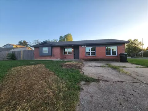 884 NW 15th St, Moore, OK 73160