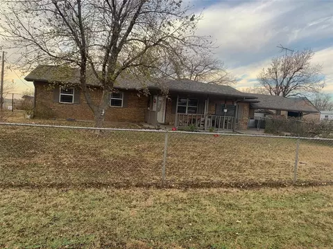 207 E Albertoney Ave, Binger, OK 73009