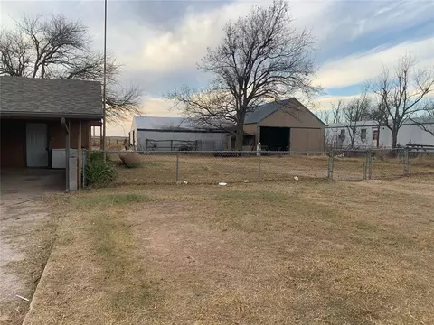 207 E Albertoney Ave, Binger, OK 73009 photo 2