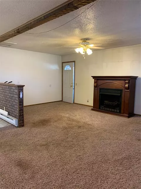 207 E Albertoney Ave, Binger, OK 73009 photo 4