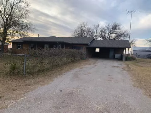 207 E Albertoney Ave, Binger, OK 73009 photo 3