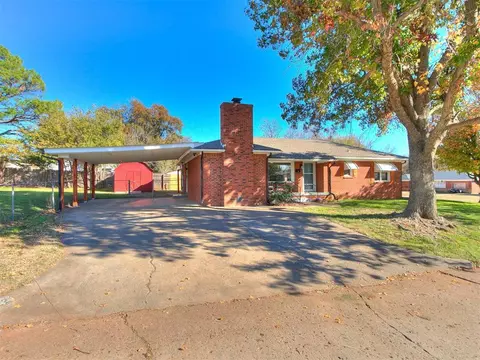1422 N Broad St, Guthrie, OK 73044