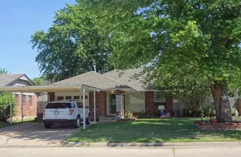 1013 NW 5th St, Moore, OK 73160