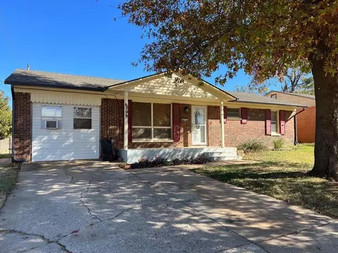 6208 Reeves Ct, Warr Acres, OK 73122