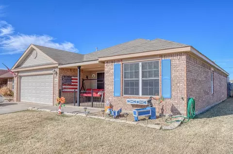 917 SW 11th St, Moore, OK 73160