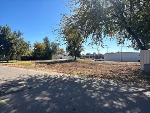 602 W 2nd St, Edmond, OK 73003
