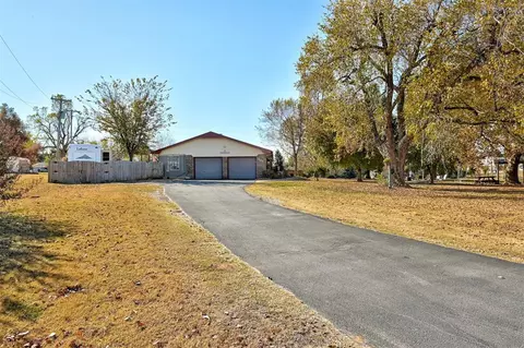 704 E Main St, Tuttle, OK 73089 photo 9