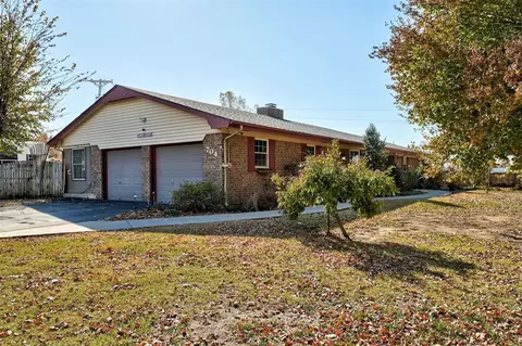 704 E Main St, Tuttle, OK 73089 photo 2